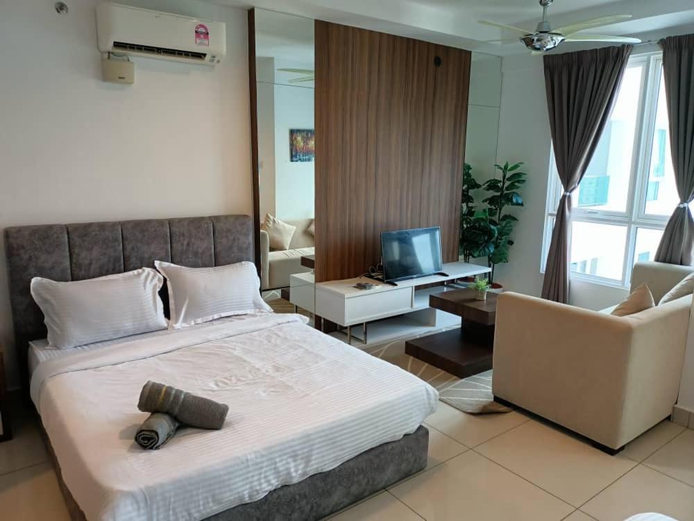 Family Suites At Mansion One By Maj George Town Bagian luar foto